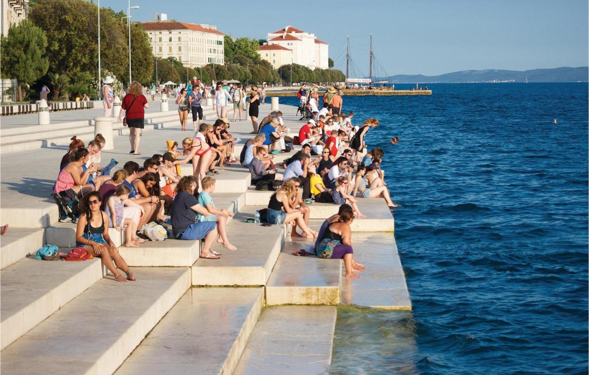 2 Bedroom Cozy Apartment In Zadar Exterior foto