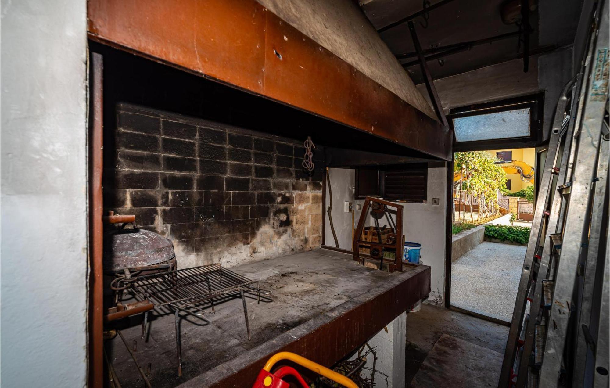 2 Bedroom Cozy Apartment In Zadar Exterior foto