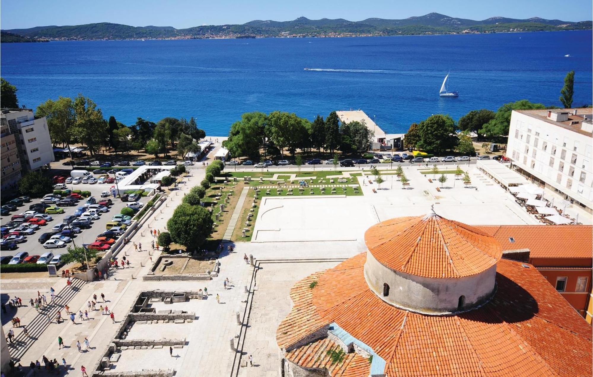 2 Bedroom Cozy Apartment In Zadar Exterior foto